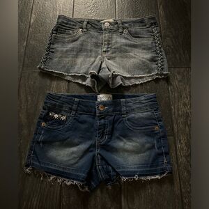2 girls shorts